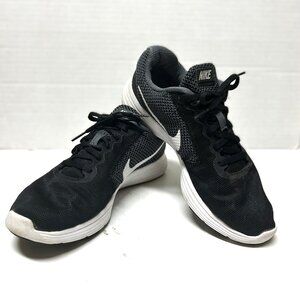Nike Revolution 3 in gray, black and white size 8.5